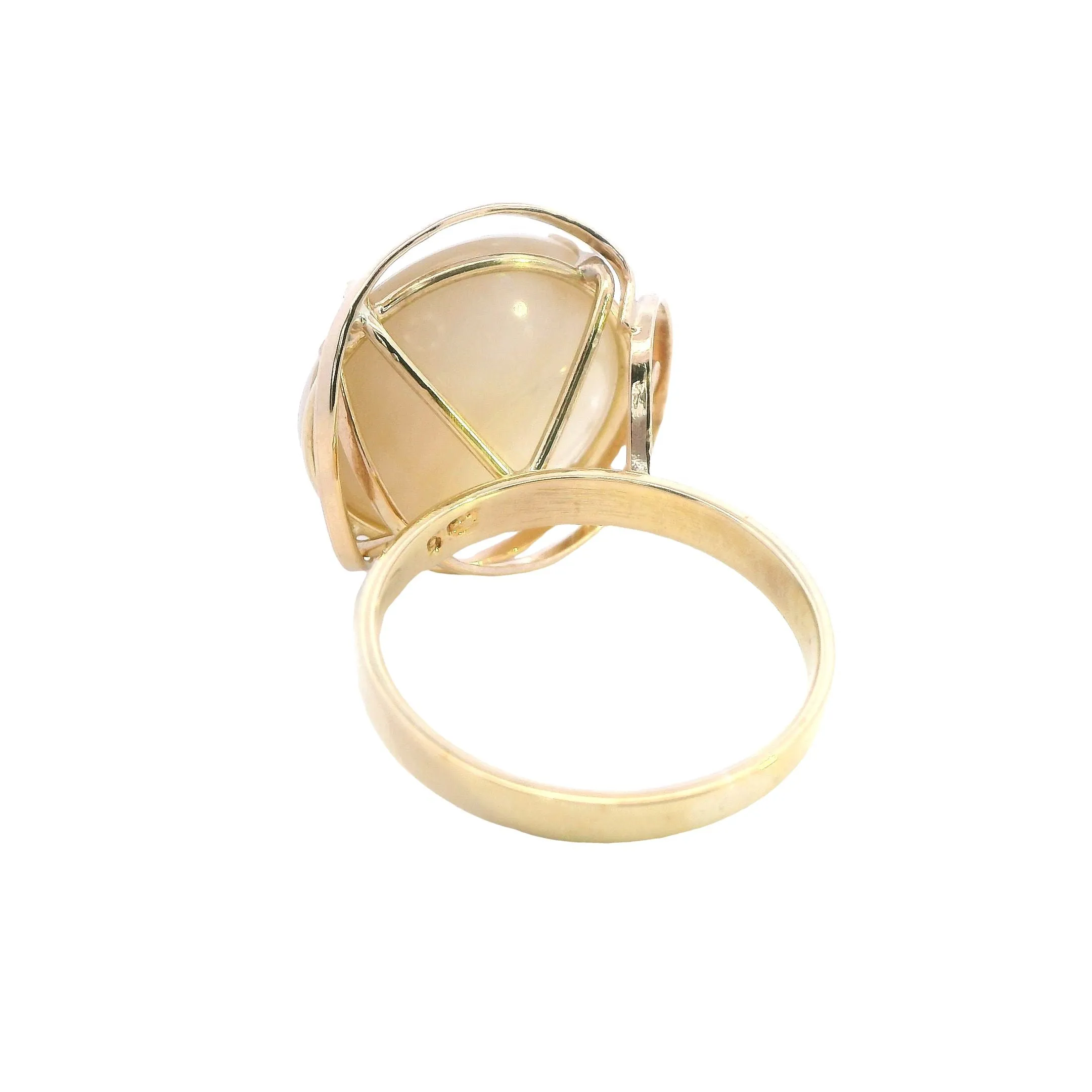 Captivating 9ct Yellow Gold Mabe Pearl Ring - Graceful Elegance