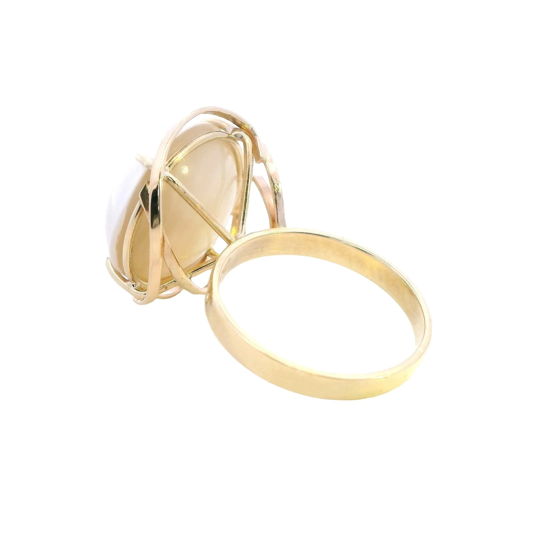 Captivating 9ct Yellow Gold Mabe Pearl Ring - Graceful Elegance