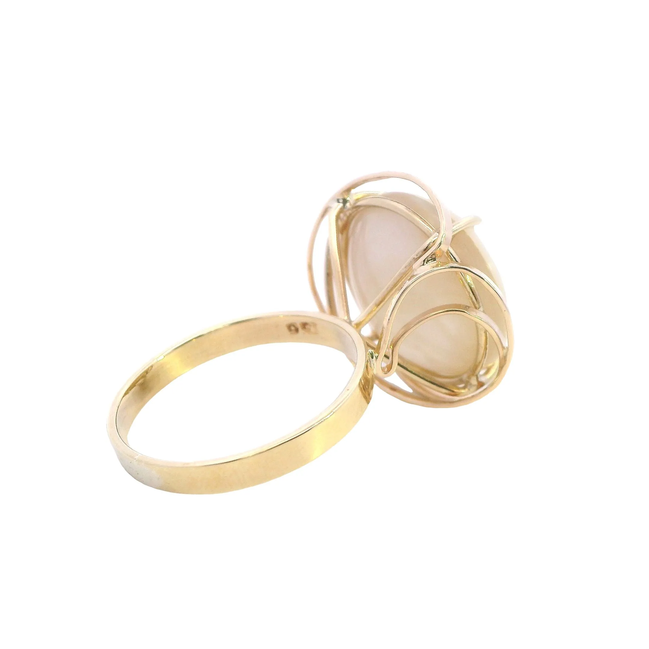 Captivating 9ct Yellow Gold Mabe Pearl Ring - Graceful Elegance