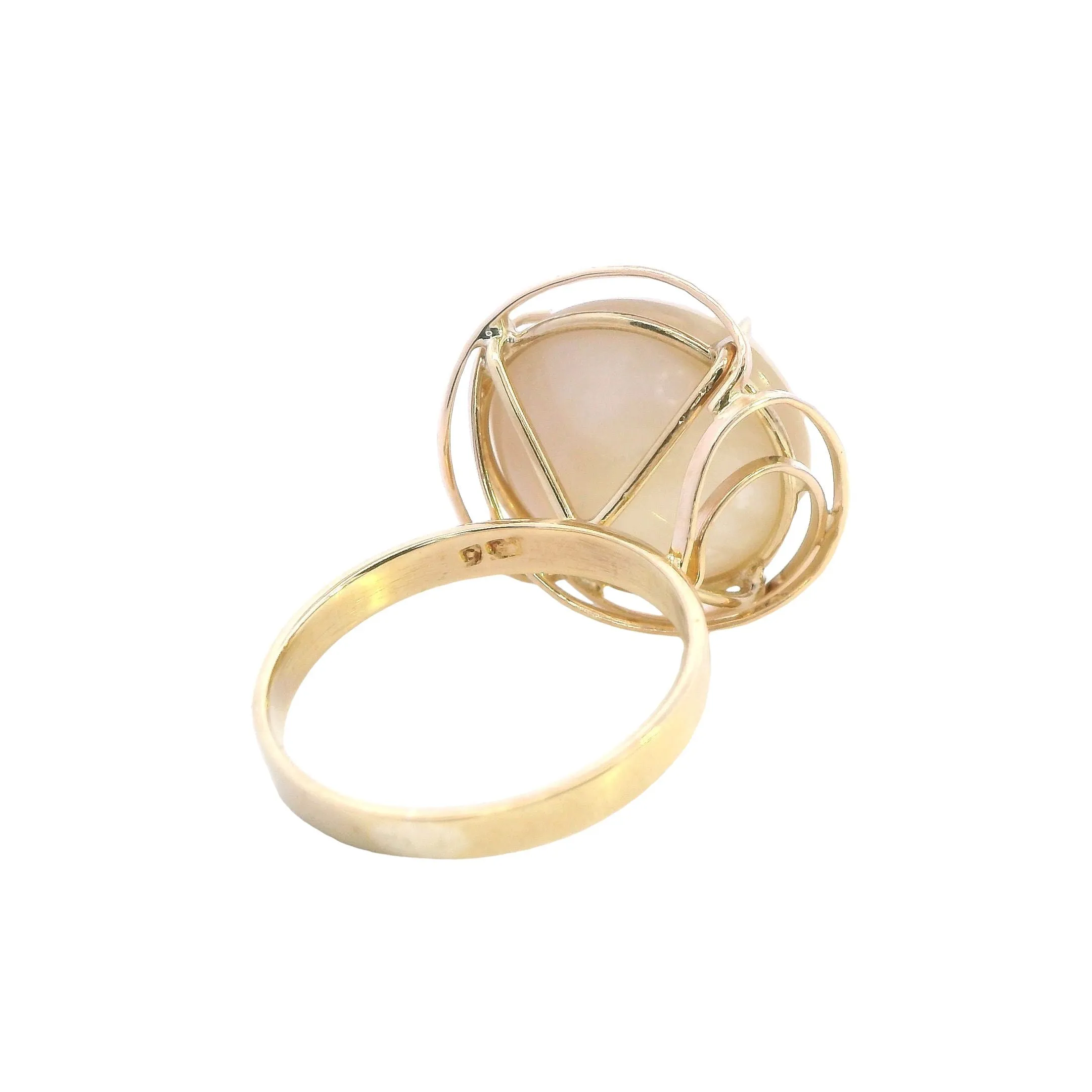 Captivating 9ct Yellow Gold Mabe Pearl Ring - Graceful Elegance