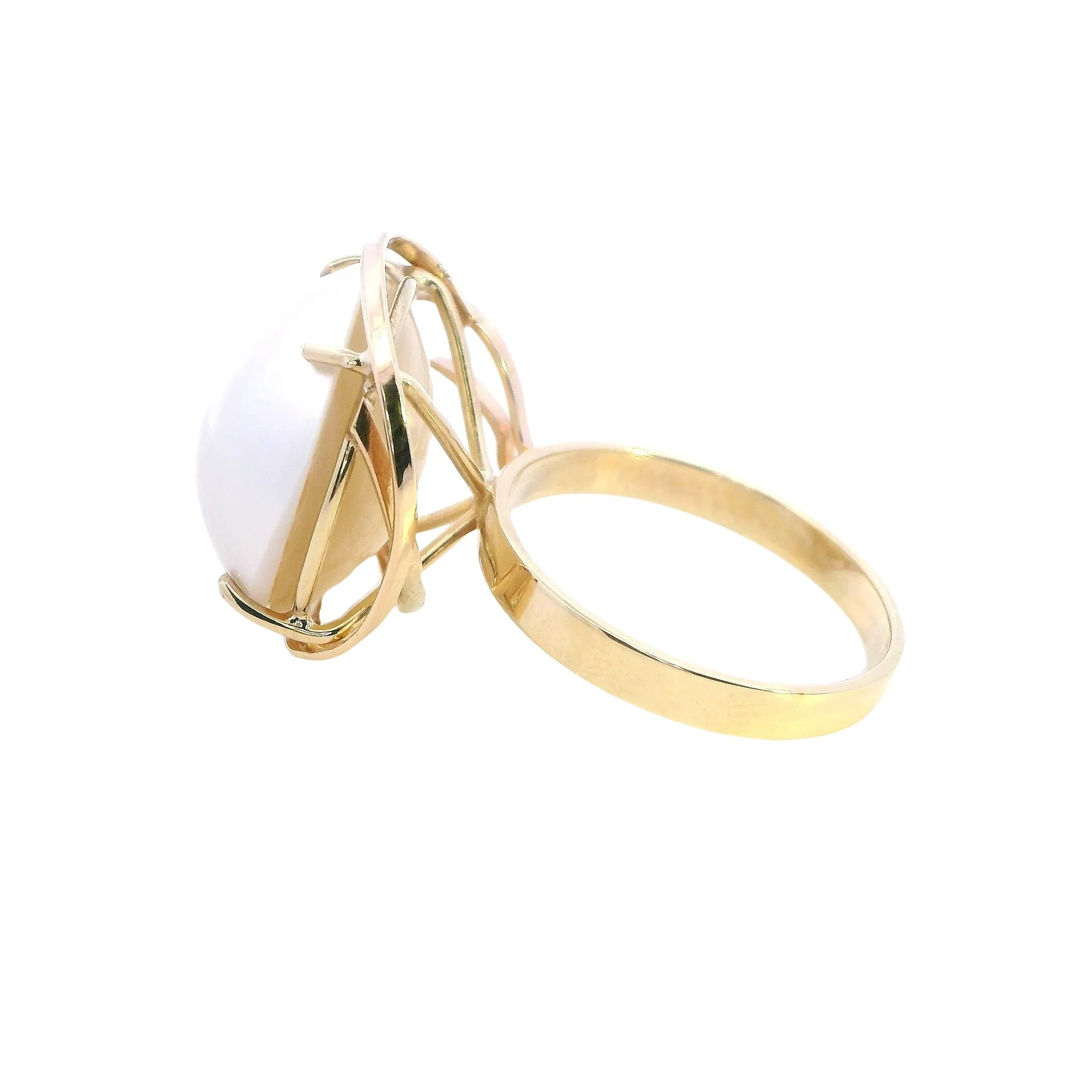 Captivating 9ct Yellow Gold Mabe Pearl Ring - Graceful Elegance