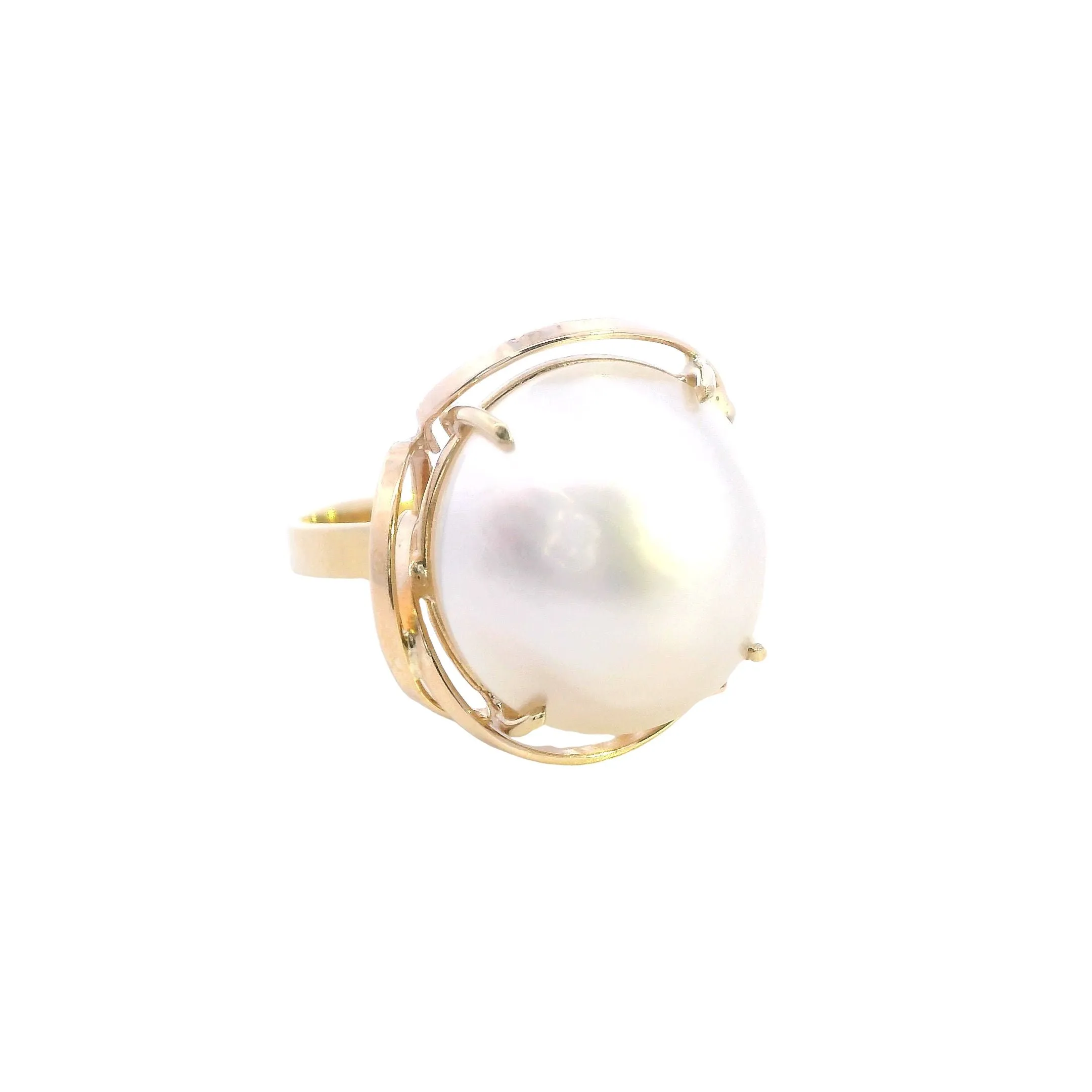 Captivating 9ct Yellow Gold Mabe Pearl Ring - Graceful Elegance