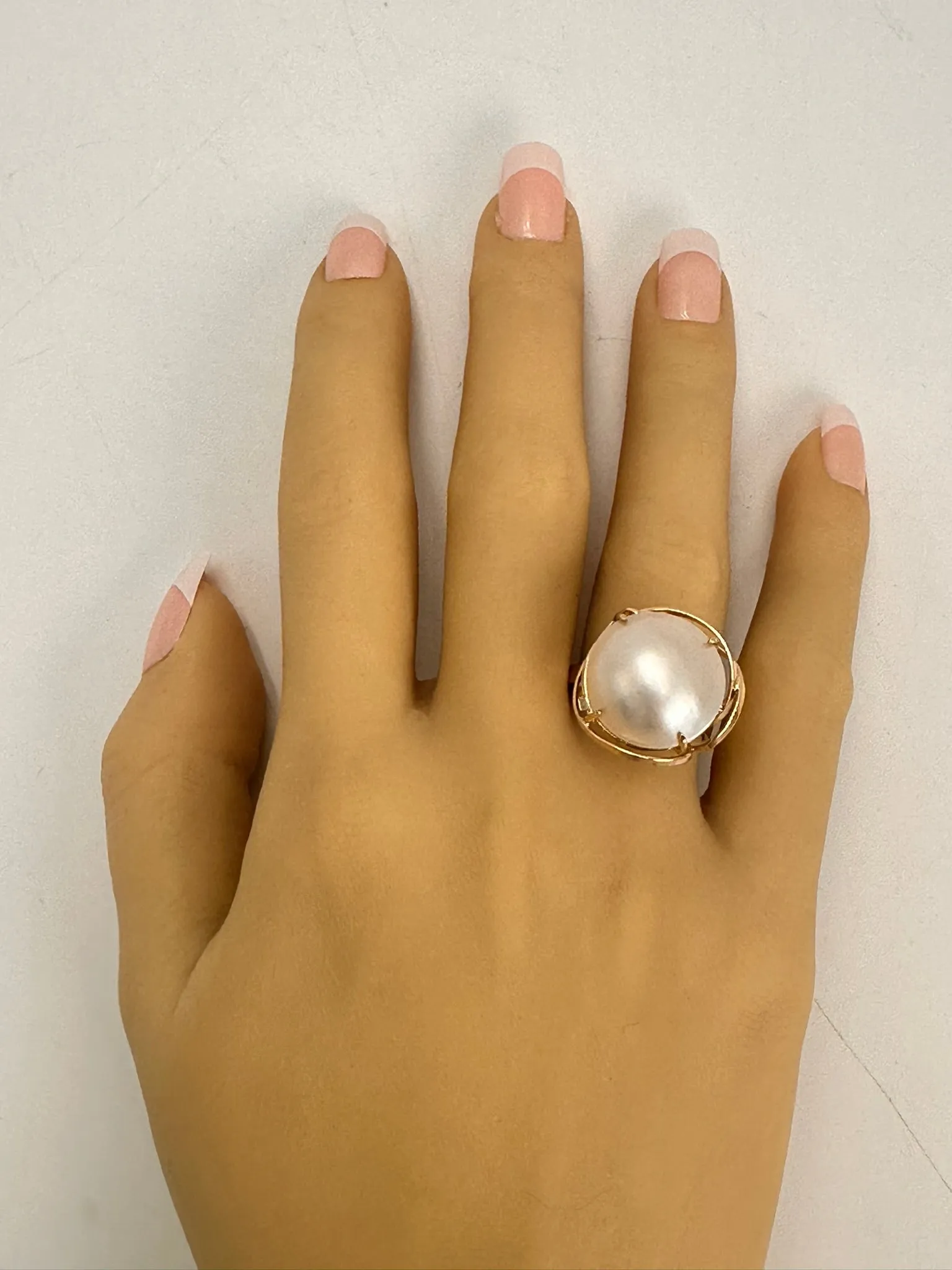 Captivating 9ct Yellow Gold Mabe Pearl Ring - Graceful Elegance