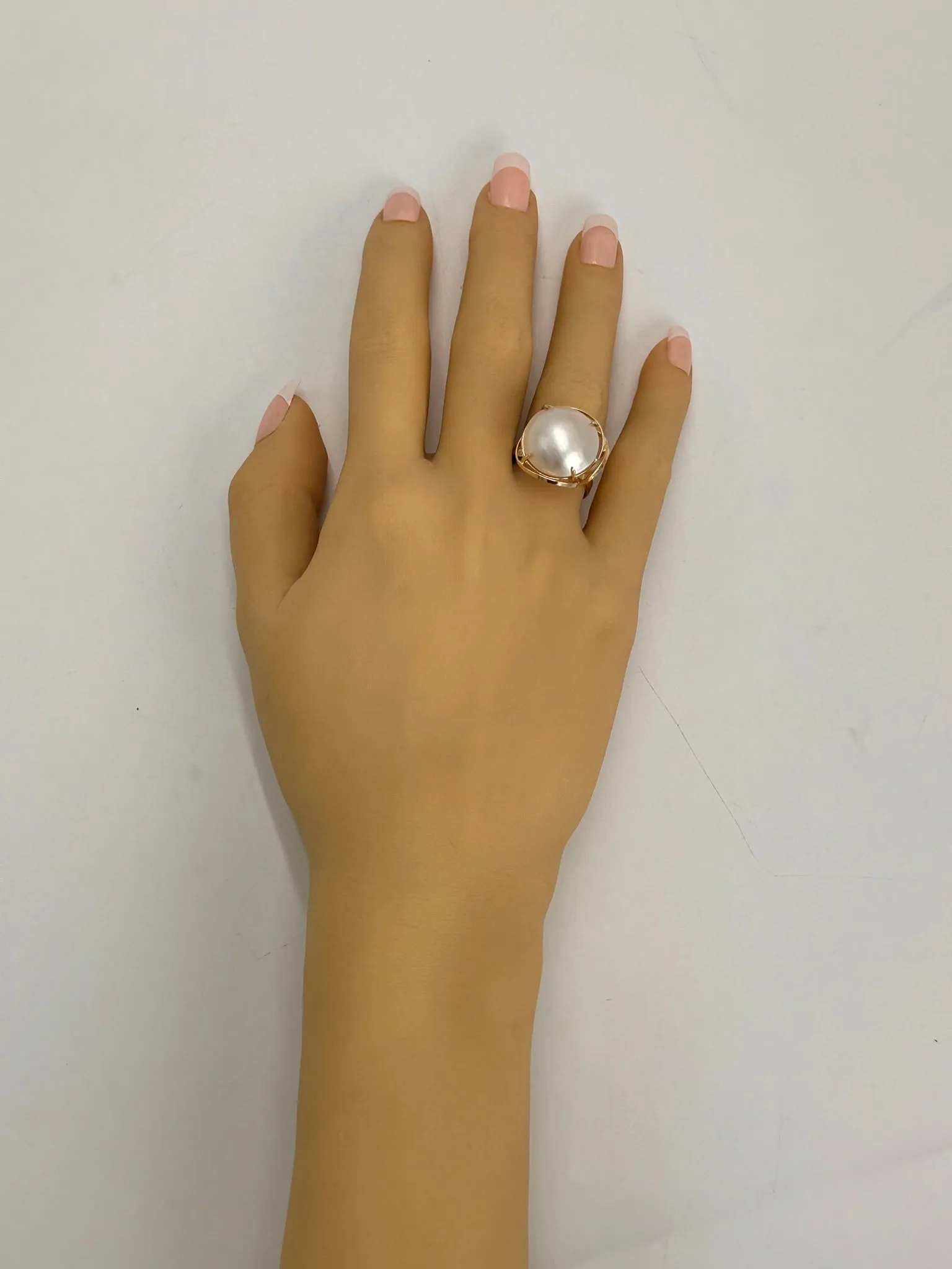Captivating 9ct Yellow Gold Mabe Pearl Ring - Graceful Elegance