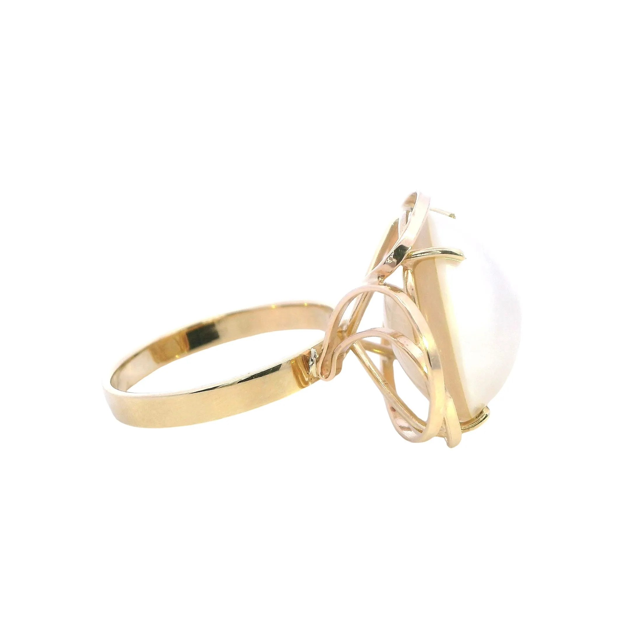 Captivating 9ct Yellow Gold Mabe Pearl Ring - Graceful Elegance