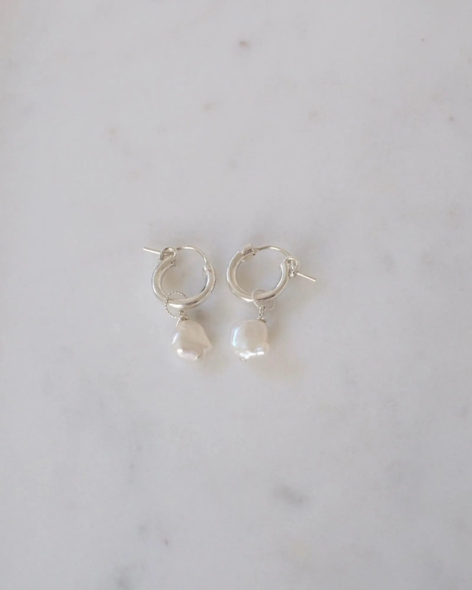 Keshi Huggie Hoops (Silver)