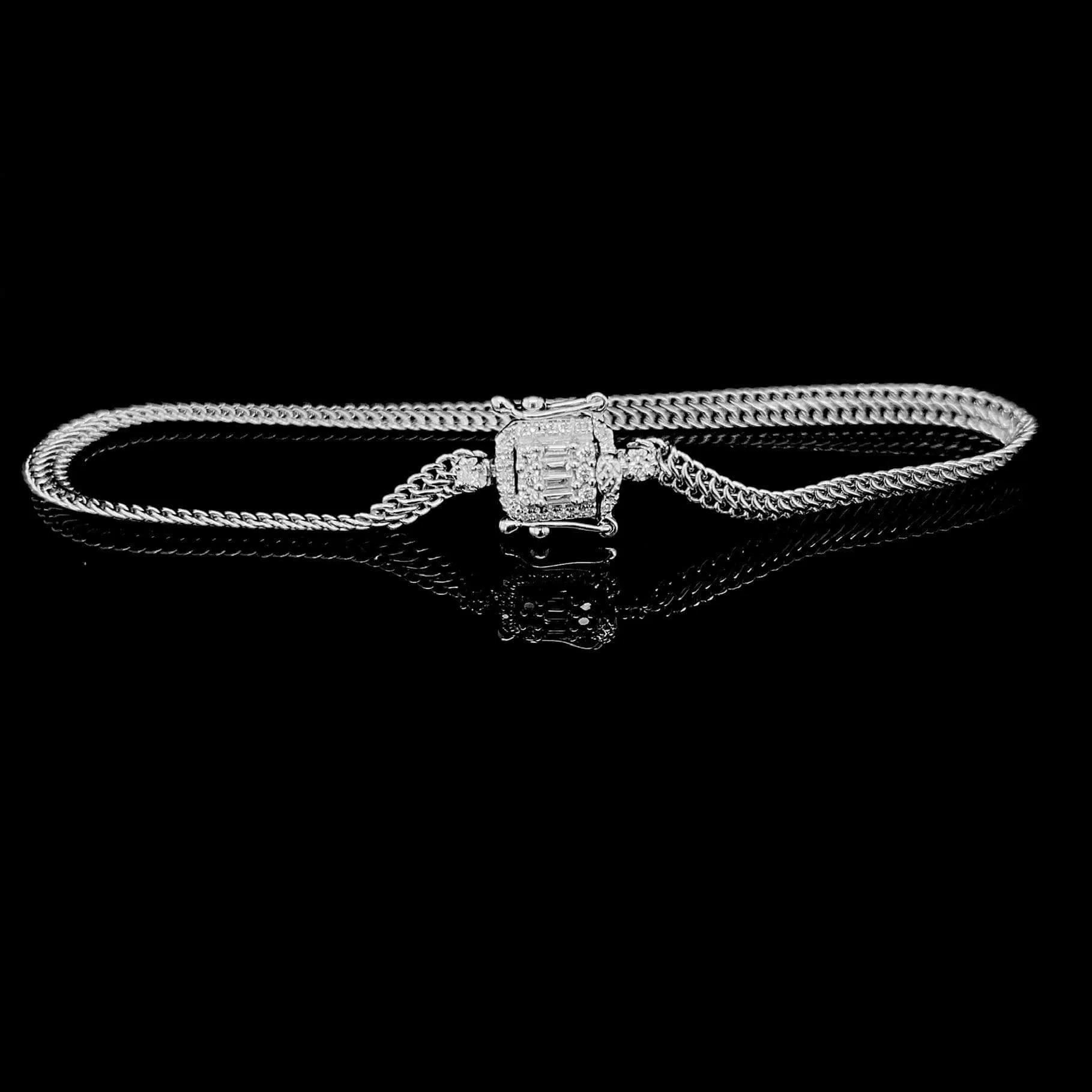 #LVNA2024 |Emerald Halo Lock Unisex Diamond Bracelet 18kt