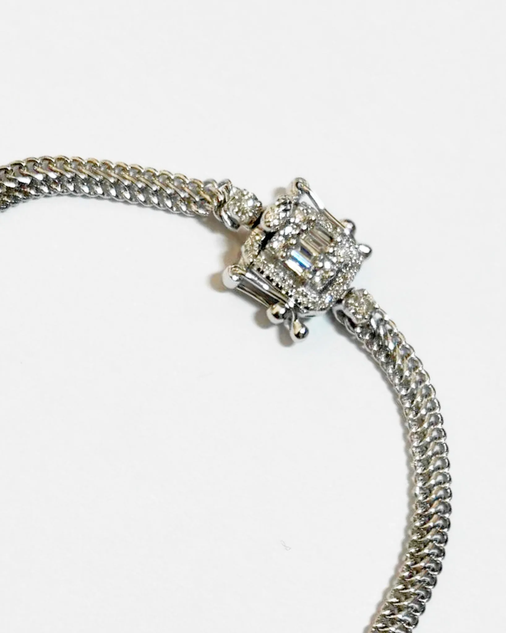 #LVNA2024 |Emerald Halo Lock Unisex Diamond Bracelet 18kt